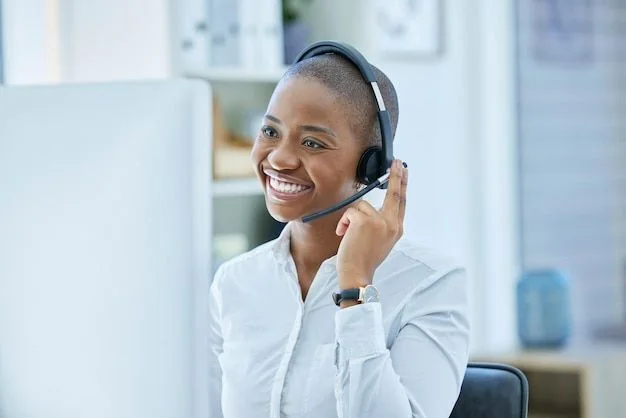Conseillère avec casque devant son ordinateur