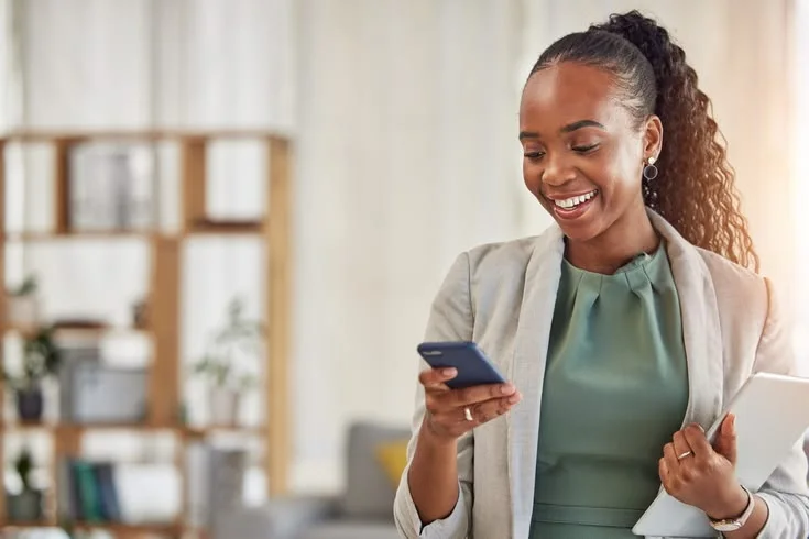 Cliente consultant son smartphone au bureau
